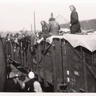 Nejhůře na tom byly ženy-vězeňkyně, kterým bránila opustit vagóny dozorkyně SS. Byly žíznivé a hladové. Snímek byl pořízen 30. dubna 1945.