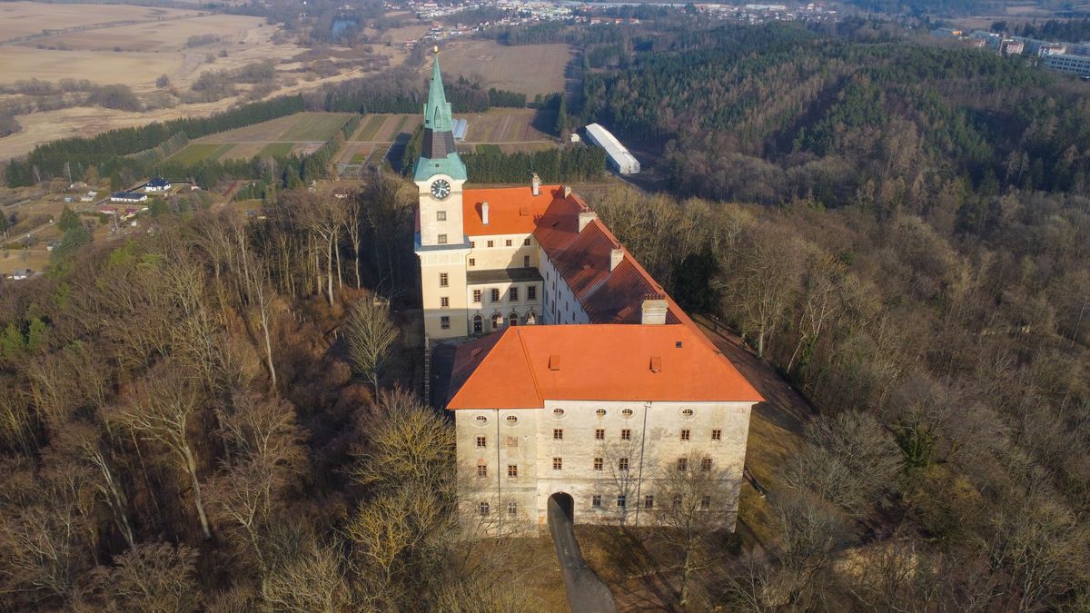 „Velké rozpaky“ kolem zámku Černých baronů. Prodej překvapil i ministra