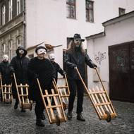 Za zvuků řehtaček a bubnů průvod pomalu prochází městem.