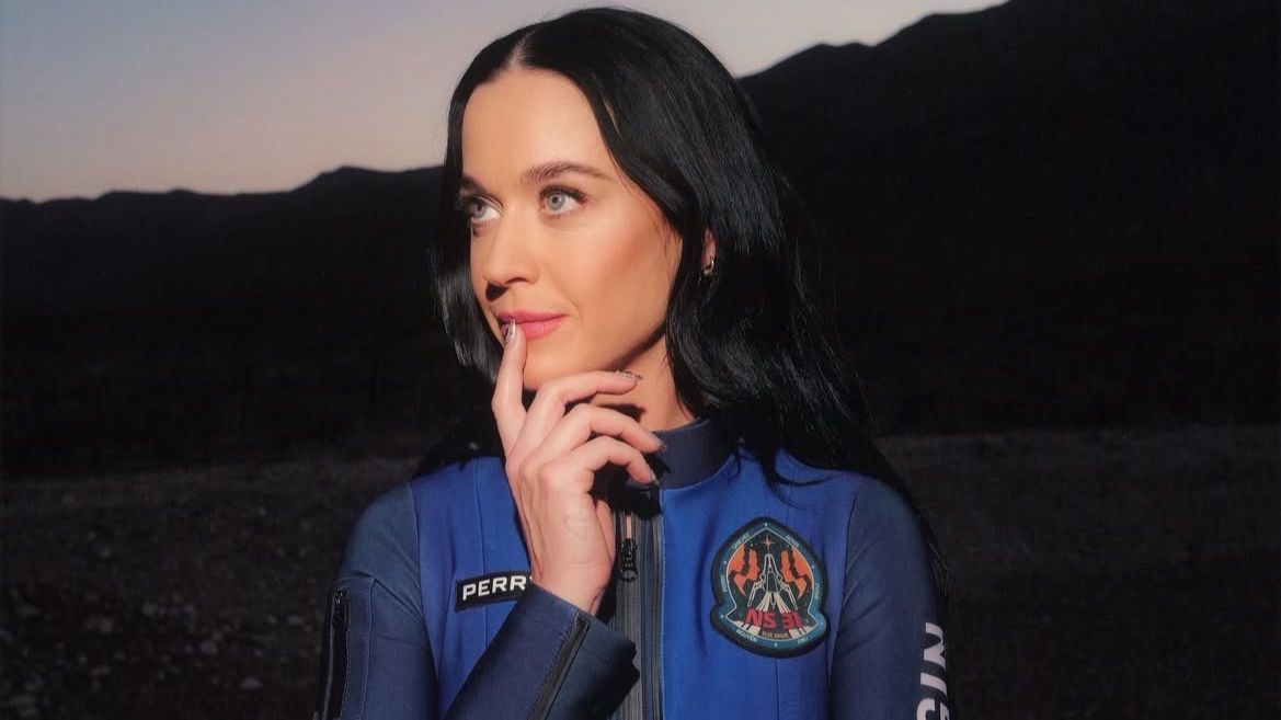 Katy Perry čelí po návratu z vesmíru kritice. Feminismus? Spíš Bezosova PR akce