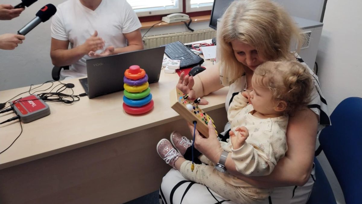 Dětem v Brně vrací sluch robotické rameno, netřese se jako ruka chirurga