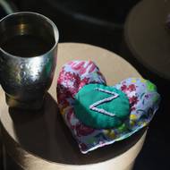 „Každý má svou bolest a své vzpomínky. Ale mezi námi o válce nemluvíme. Když se mě někdo na něco zeptá, řeknu mu: ‚Jestli tě to zajímá, běž se sám podívat, co se tam děje‘,“ řekl voják s přezdívkou Děd. „Jsme tady kvůli léčbě a odpočinku,“ dodal.
(Exponát v muzeu věnovaném ruským válkám, písmeno Z je jedním z propagandistických symbolů ruské invaze na Ukrajinu).