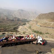 Podle agentury Reuters se pákistánská politika dotkne přibližně čtyř milionů Afghánců, kteří do Pákistánu přišli od roku 1979, kdy do Afghánistánu vtrhla sovětská armáda.