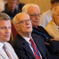 Mezi řečníky byl Christopher DeMuth, člen amerického konzervativního think tanku The Heritage Foundation (uprostřed). Kritikou na pódiu nešetřil ani francouzský ekonom Charles Gave (třetí zleva). Videozdravici krom Abascala poslal i Matteo Salvini, šéf italské krajně pravicové Ligy.