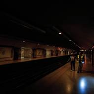 Španělská vláda kvůli nouzové situaci svolala krizový štáb a bezpečnostní radu státu. Šéfka regionální vlády madridské autonomní oblasti Isabel Díazová Ayusová vyzvala vládu, aby aktivovala nouzový plán číslo tři, podle něhož by na bezpečnost dohlížela armáda. 



(Stanice v portugalském Lisabonu, 28. dubna.)