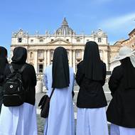 Podle obvyklého scénáře budou papežovy ostatky připraveny do rakve, která bude vystavena v bazilice svatého Petra. (Řádové sestry, které se po smrti papeže dorazily pomodlit na Svatopetrské náměstí, 21. dubna).