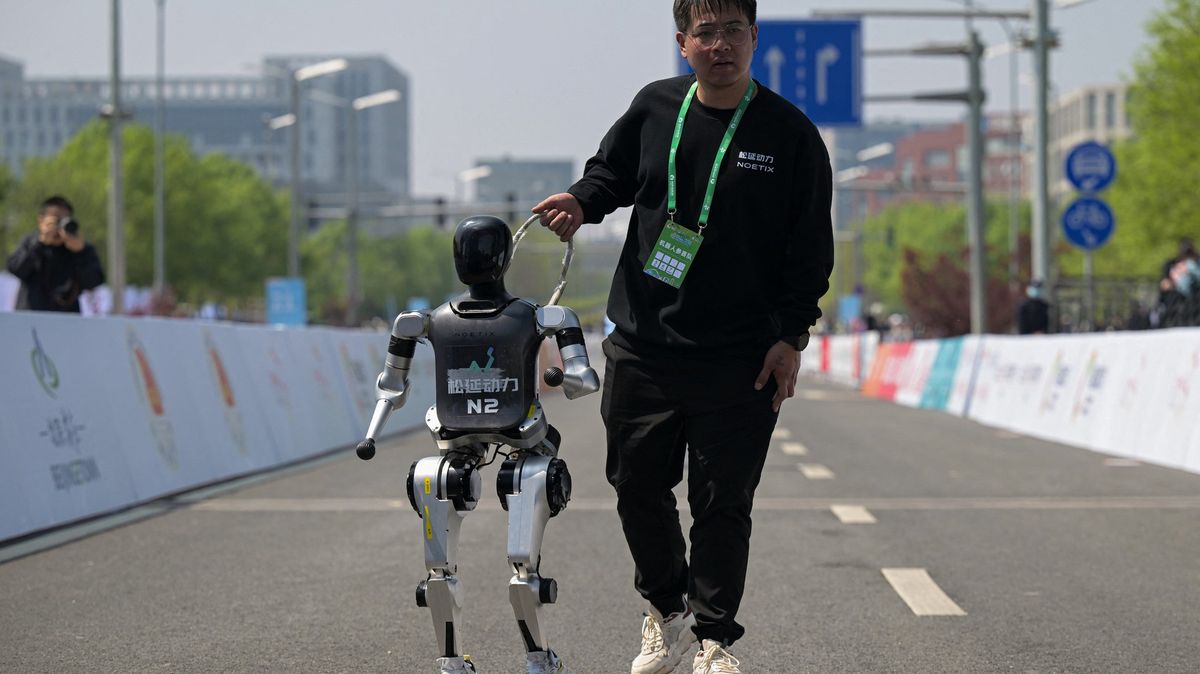 Roboti si v Číně zaběhli půlmaraton s lidmi. Na jejich rekordy zatím nestačí
