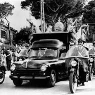 Pohřební průvod na pohřbu papeže Pia XII., 10. října 1958 v Římě.