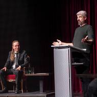 Z pirátského kandidáta si dělal legraci i srbský komik Nikola Džokič. Protože Bartoš nepije ani nekouří, přirovnal ho k vegetariánskému burgeru.