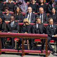 Někteří státníci, například francouzský prezident Emmanuel Macron s manželkou či španělský královský pár, vzdali papežovi hold pár minut před obřadem u jeho rakve uvnitř baziliky, uvedla italská televize Sky TG24. 