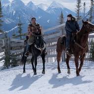 Bella Ramsey doprovázená Gabrielem Lunou, ten v nové sérii The Last of Us ztvárnil Joelova Bratra Tommyho. 