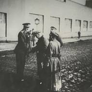 Vojenský velitel a.s. Walter pplk. Václav Vlček vítající před branou č. 2 velitele 1: pěší divize VS KONR genmjr. S. K. Buňačenka a velitele 2. pěšího pluku pplk. V. P. Artěmjeva, Praha-Jinonice, 7. května 1945.