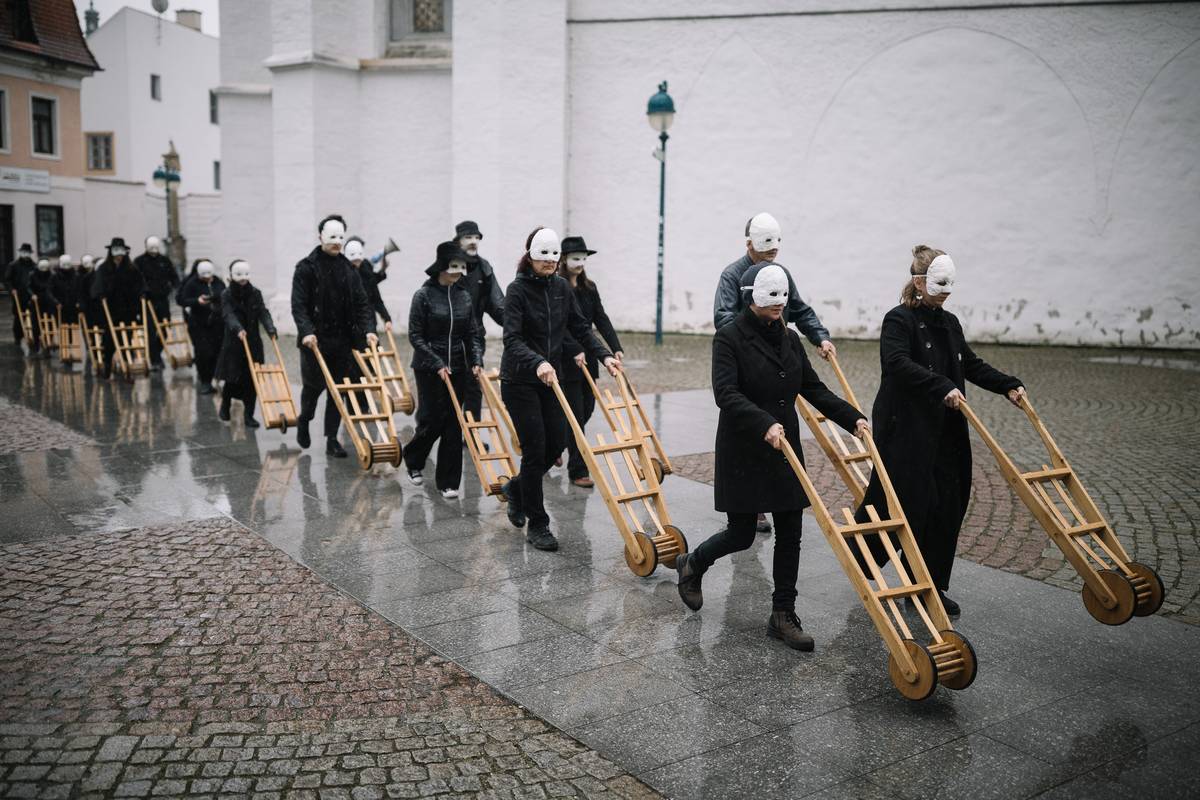Tradiční velikonoční hrkání v Českých Budějovicích. Vyráží se z Piaristického náměstí.