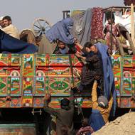 Islámábád zahájil kampaň zaměřenou na repatriaci cizinců žijících v zemi nelegálně v prosinci 2023.  (Afghánští uprchlíci nastupují do nákladního auta na pákistánsko-afghánské hranici u Tórchamu, 23. dubna.)