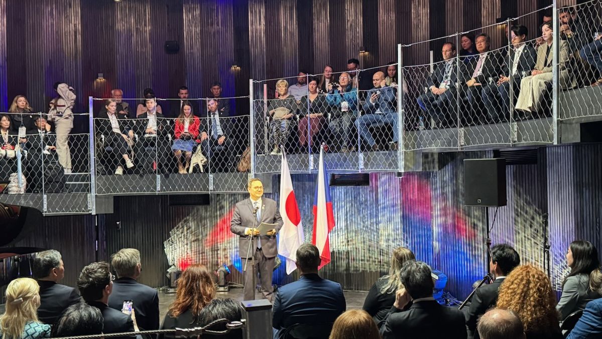 Začalo Expo. I v dešti se před českým pavilonem stály obří fronty