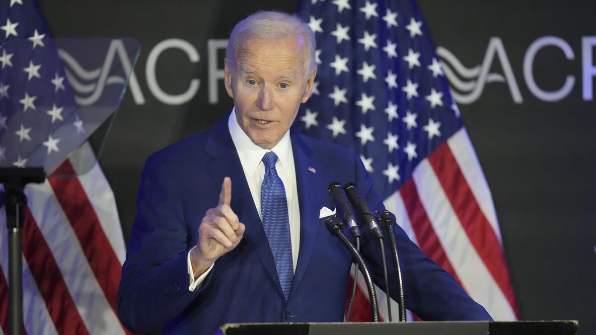 Biden poprvé od odchodu z úřadu veřejně vystoupil. Ostře zkritizoval Trumpa