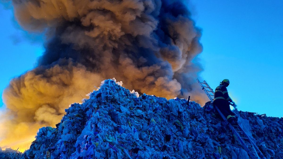Požár skládky plastů na Rakovnicku se přestal šířit, zásah hasičů pokračuje