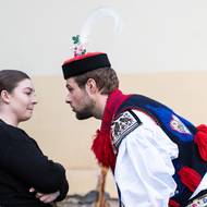 Svobodní chlapci se poznají podle kohoutích per na klobouku, tzv. kosárků.