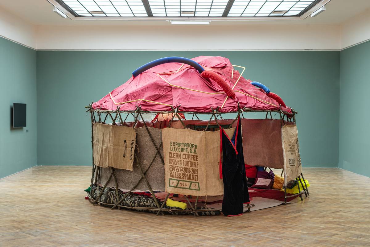 Jurta nazvaná Shelter Two Diaries od umělkyně Glukji, vlastním jménem Natalie Peršiny-Jakimanské.