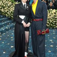 Herečka Aimee Lou Woodová na svém „prvním“ Met Gala, na snímku s Patrickem Schwarzeneggerem. Na sobě má britskou návrhářku Pri Ahluwalia. Schwarzeneggerova žloutkově žlutá košile a proužkovaný oblek je vyrobena na zakázku značkou Balmain.