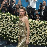 Zlatá róba Gigi Hadid od Miu Miu je inspirovaná tvorbou zesnulé módní návrhářky a kostymérky Zeldy Wynn Valdes, která vytvořila ikonické přiléhavé outfity pro Playboye.