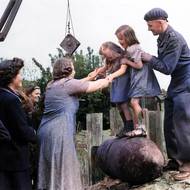 Děti seskakují z německé bomby. Vyfoceno v Anglii mezi září 1940 až květnem 1941, kdy Německo intenzivně bombardovalo britská města.