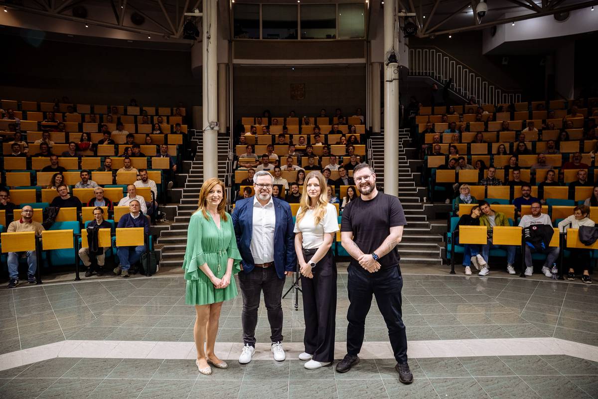 Investiční podcast Markéty Bidrmanové poprvé natáčel na Vysoké škole ekonomické. Studenti a příznivci Ve vatě naplnili Vencovského aulu.