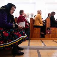 Mše se slouží za královskou družinu, děvčata a krále letošní jízdy.