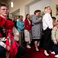 Klečí uprostřed ve špalíru.