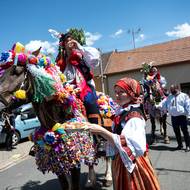 Mnozí obyvatelé podél cesty průvodu na ně čekají také v tradičních krojích …