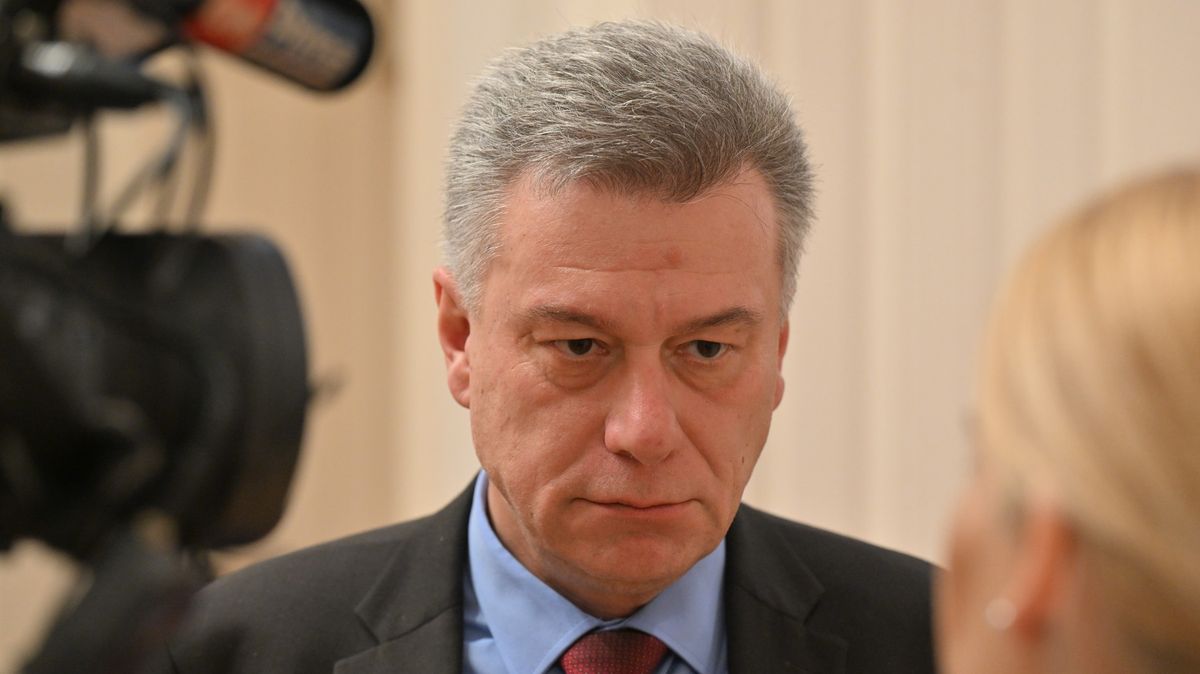 Kauzy ministra Blažka: tlak na žalobce, bytová kauza i mejdan s Nejedlým
