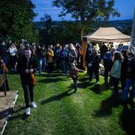 Zde je čeká víno, cimbálová muziky a zpěv.