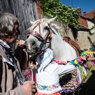 Pracuje se precizně a rychle, zanedlouho již budou muset být jezdci v sedle.