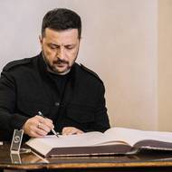 Ukrajinská hlava státu se v české horní parlamentní komoře podepsala do pamětní knihy, stejně jako dopoledne v Poslanecké sněmovně.