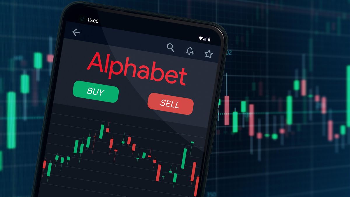 Akcie Alphabetu letí dolů. Apple zvažuje nahradit vyhledávač od Googlu