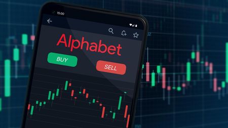 Akcie Alphabetu letí dolů. Apple zvažuje nahradit vyhledávač od Googlu