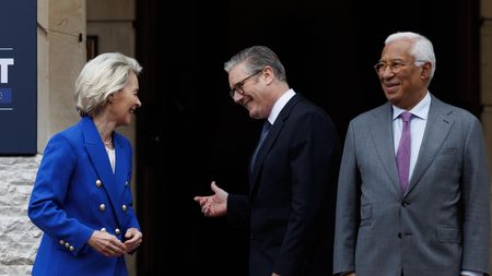Historický moment, nebo kapitulace? Británie zahájila reset vztahů s EU