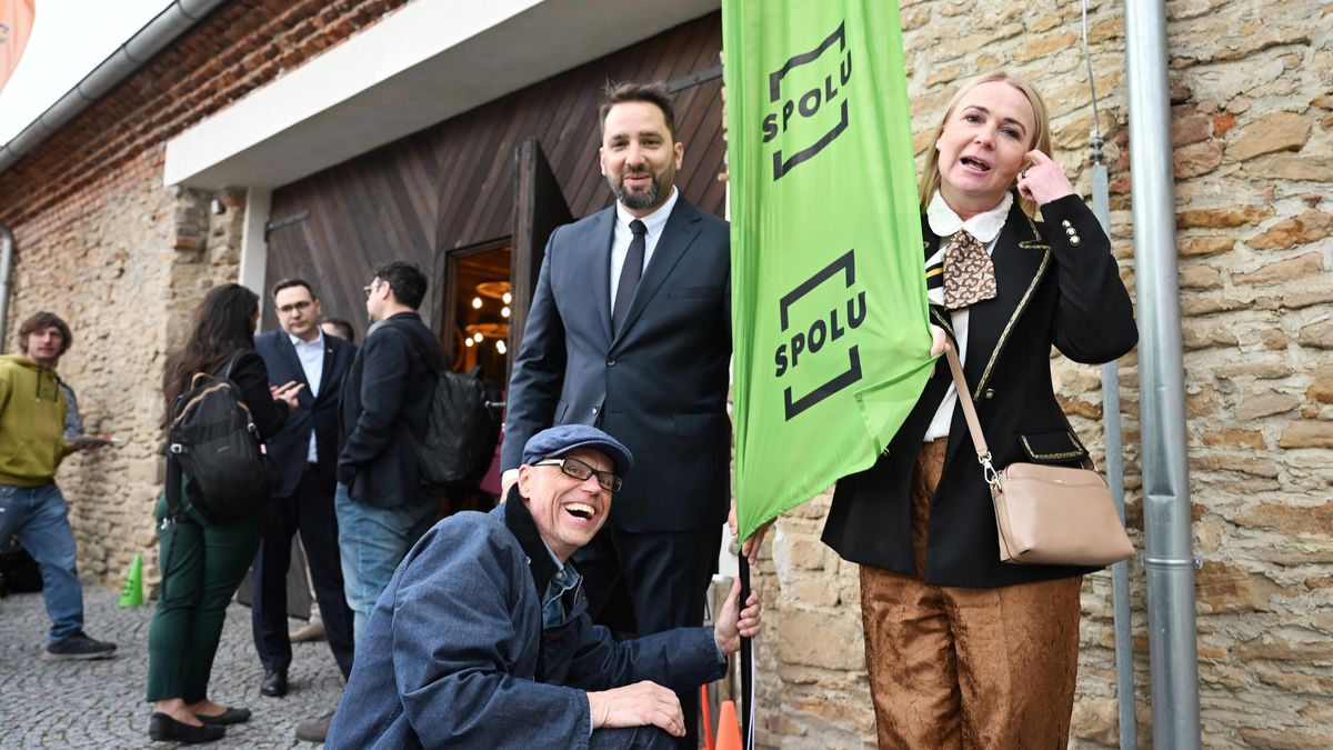 Ani Babiš, ani Fiala. Smát se může třetí vzadu