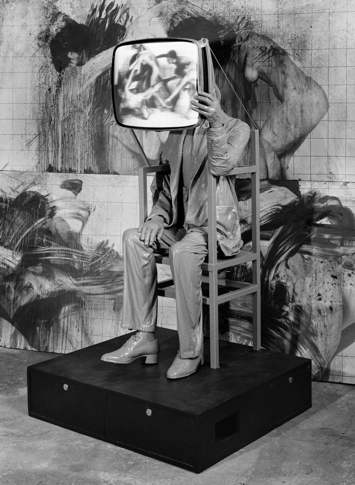 Pavel Jasanský: Divák, 1989, multimediální instalace (fotografie na plátně, čínská tuš, socha, video), 315 ⨉ 380 ⨉ 380 cm.