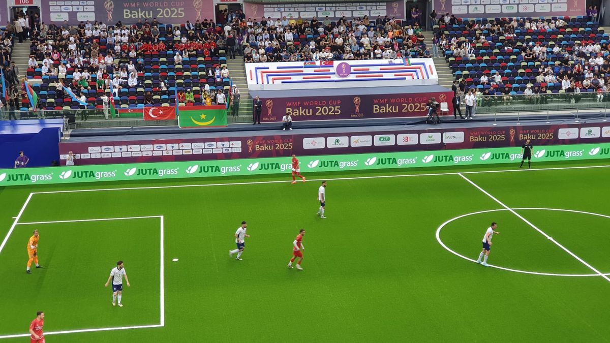Fotbalisté na šampionátu v Baku běhají po českém trávníku od Juty