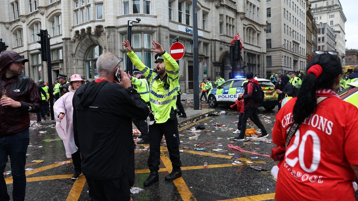 Do davu slavících fanoušků fotbalového Liverpoolu najelo auto