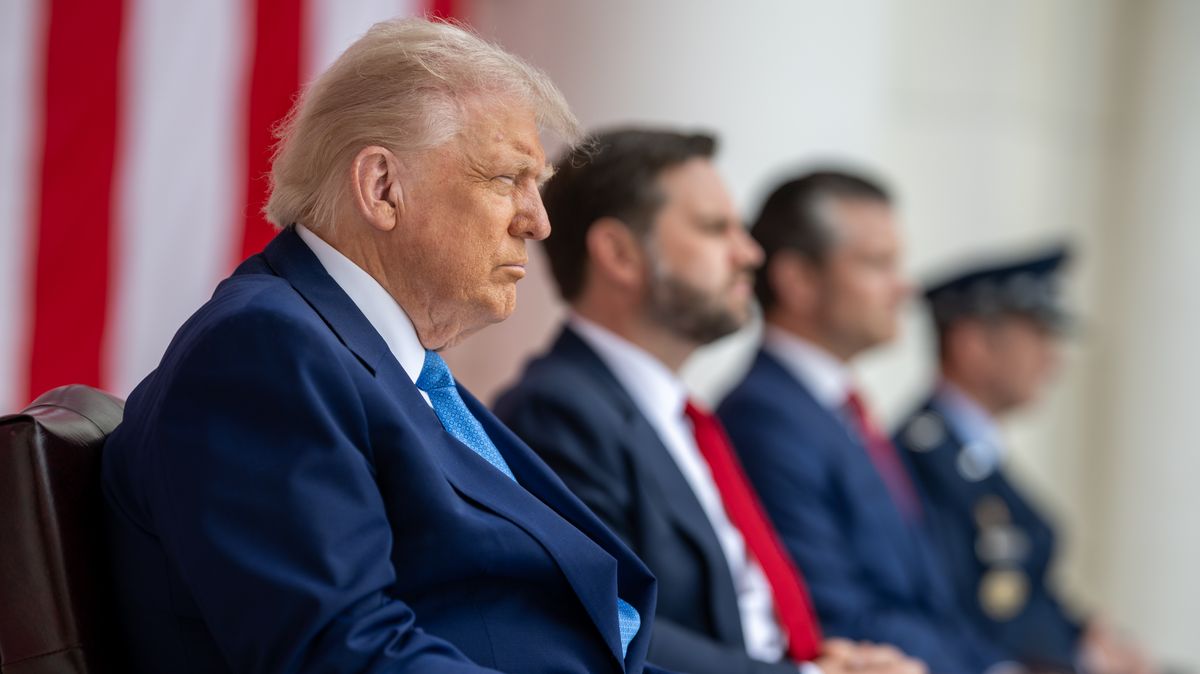 Soud potvrdil zastavení propouštění ve federálních úřadech, které spustil Trump