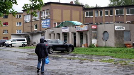Odpadky z oken, kravál i násilí. Ostrava bojuje s ubytovnami