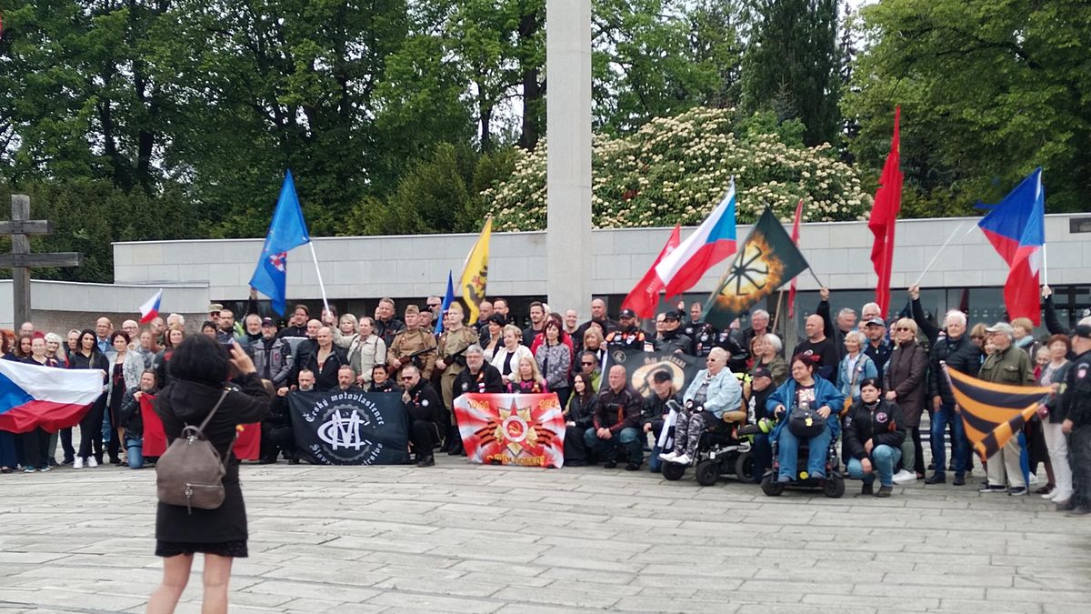 Sovětské vlajky a chvalozpěvy. „Cesta vítězství“ Nočních vlků dorazila do Brna