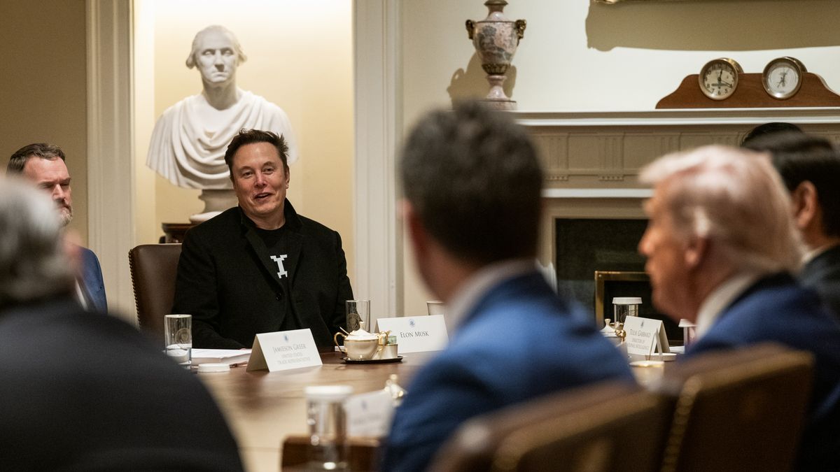 5:59 v originále: U.S. Expert on the New Era of the World's Oligarchy