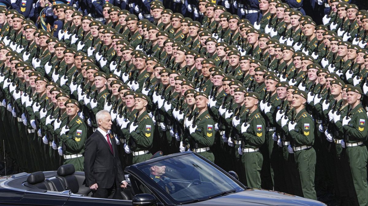 Fotky z Rudého náměstí: Putin se držel u čínského prezidenta a ukázal víc tanků