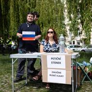 Na Klárov dorazila také malá skupina odpůrců podobných „vzpomínkových akcí“. Moderátor před nimi varoval.