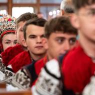 Uvnitř je celá králova družina.