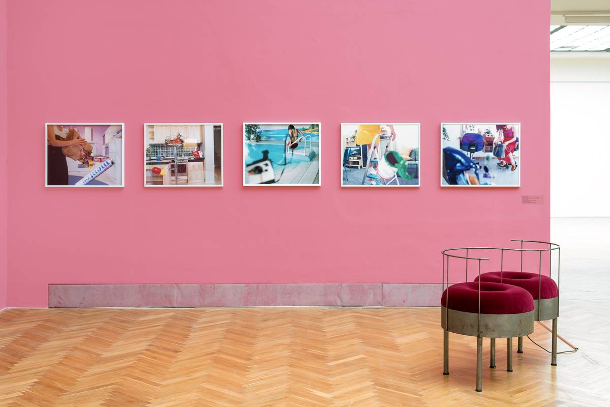 Fotografka Kerstin Flake ve svých snímcích často používá až surreálná aranžmá, v nichž se realita potkává s fikcí