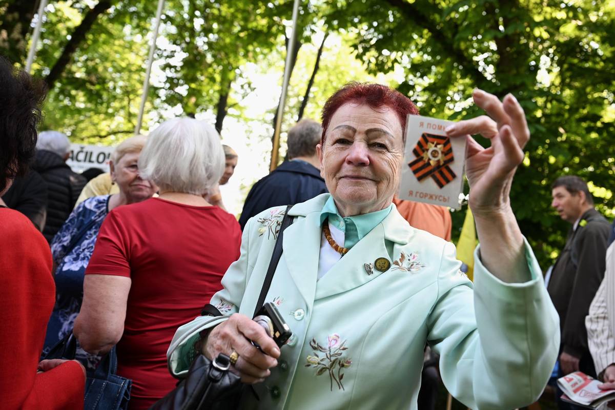 Na Střeleckém ostrově postavili stánek komunisté.